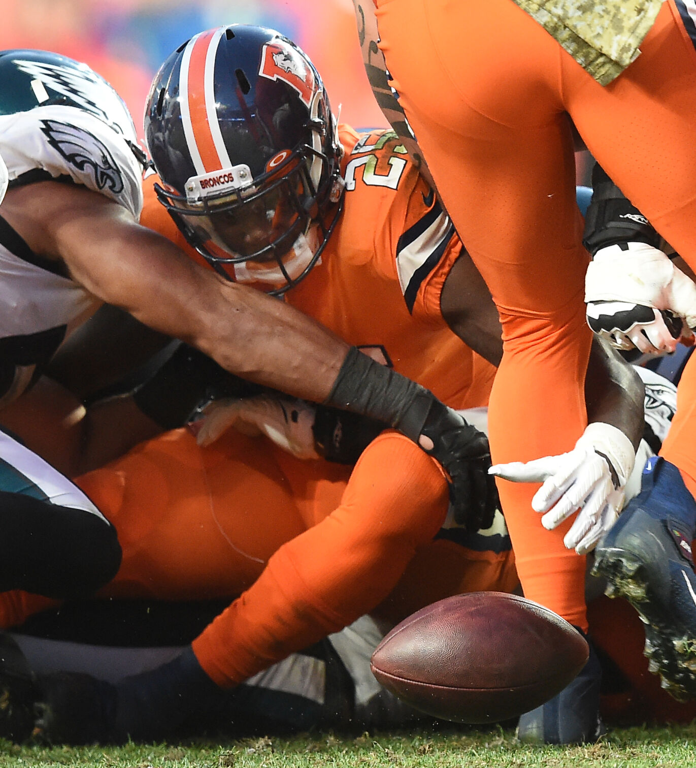 111521k-s-broncos-eagles 02.JPG